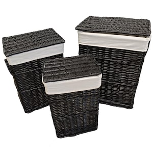 Puede incluir: Tres cestos de mimbre negros para la colada con forros de tela blanca y tapas a juego. Los cestos son de diferentes tamaños, con una textura tejida. Las tapas son rectangulares y encajan perfectamente.