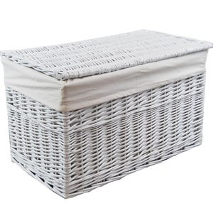 Puede incluir: Una cesta de almacenamiento rectangular blanca de mimbre con tapa a juego. La cesta tiene un forro de tela natural alrededor del borde superior. El diseño tejido es visible en toda la cesta y la tapa.