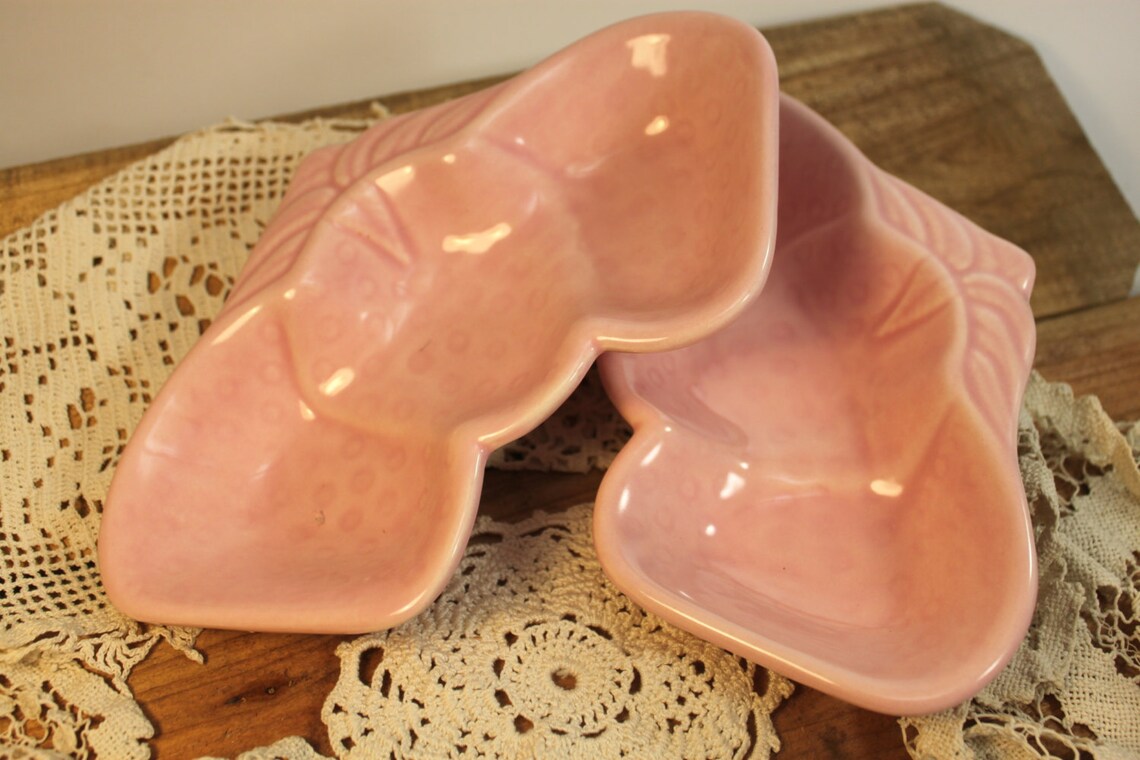 A Set of 2 Vintage Pink Dishes Shaped Like Strawberrys,vintage Pottery