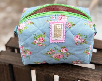 Pochette en coton matelassé fait main, sac à fermeture éclair floral rose bleu