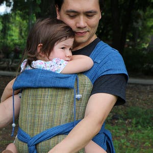 Meh Dai portabebés - fular tejido a mano - mei tai con capota #33 STANDARD 0-24 m. Tiras multicolor índigo/verde