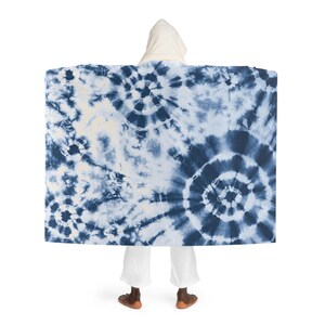 Manta con capucha y forro de sherpa, de tejido polar suave y acogedora, ideal para usar con los sentidos. imagen 3