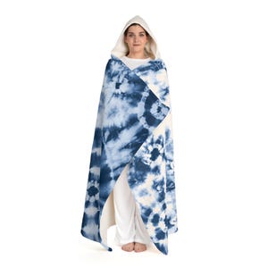 Manta con capucha y forro de sherpa, de tejido polar suave y acogedora, ideal para usar con los sentidos. imagen 2