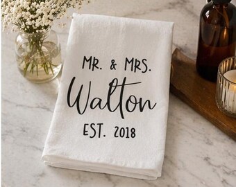 Paño de cocina personalizado para bodas / Toalla de cocina personalizada con los apellidos del Sr. y la Sra. / Regalo para la pareja según el año de fundación / Regalo para la despedida de soltera / Regalo para recién casados