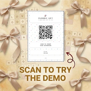 Pu&ograve; includere: Un buono regalo con la scritta "PLAYABLE GIFT" e un codice QR, circondato da nastri beige e tessere di Scrabble. La carta recita "Scan to Start Your Adventure" e "Scan to Try the Demo."