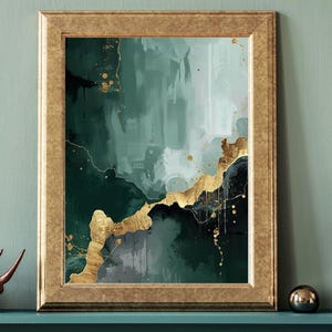 Può includere: Stampa artistica astratta incorniciata. L'opera presenta un mix di pennellate verde scuro, verde acqua e bianco con accenti dorati. I dettagli dorati aggiungono un tocco di eleganza all'opera d'arte moderna.