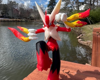 Figura de juguete de Pokémon Mega Blaziken impresa en 3D
