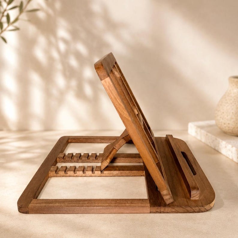 Pu&ograve; includere: Un leggio in legno con finitura naturale. Il leggio &egrave; regolabile, con una superficie inclinata per sostenere un libro e una base con fessure. Progettato per tenere i libri in posizione verticale per una facile lettura.