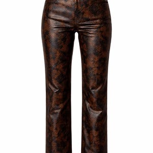 Puede incluir: Pantalones marrones de piel sintética con estampado de piel de serpiente. Los pantalones de cintura alta tienen un corte recto y un cinturón a juego con hebilla plateada. Los pantalones son de color neutro y combinan con muchas blusas.