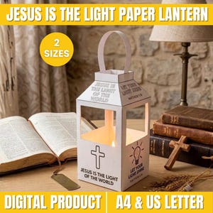 Könnte beinhalten: Eine weiße Papierlaterne mit einem Griff und ausgeschnittenen Fenstern. Die Laterne zeigt den Text "Jesus is the light of the world" und "Let your light shine" sowie ein Kreuzsymbol und eine Glühbirnengrafik. Es ist ein digitales Produkt.