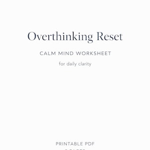 Könnte beinhalten: Weißer Hintergrund mit dem Text "Overthinking Reset" in einer dunkelgrauen Serifenschrift. Darunter steht "CALM MIND WORKSHEET for daily clarity." Unten steht "PRINTABLE PDF 3 PAGES."