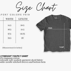 Pu&ograve; includere: Tabella delle taglie per una t-shirt da ragazzo pesante, con misure in pollici. La tabella include le taglie S, M, L e XL, con le corrispondenti misure di larghezza e lunghezza. La maglietta &egrave; realizzata in 100% cotone ringspun.