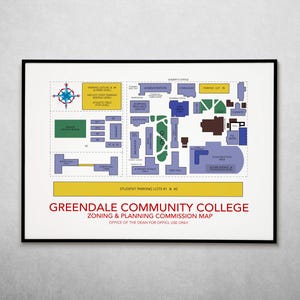 Puede incluir: Un mapa enmarcado del Greendale Community College, que presenta un diseño detallado de edificios, estacionamientos y áreas del campus. El mapa utiliza un sistema codificado por colores con etiquetas de texto para facilitar la navegación. El texto "Greendale Community College" se muestra de forma destacada.