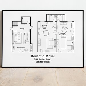 以下が含まれることがあります： ローズバッドモーテルの白黒の建築図面。ロビーやフロントなどのエリアがラベル付けされ、間取り図が描かれています。モーテルの名前と住所が下に印刷され、黒いフレームで囲まれています。