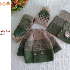 Puede incluir: Un conjunto de bebé tejido en tonos verdes y beige, que incluye una chaqueta, un chaleco, un gorro y una bufanda. La chaqueta y el chaleco tienen botones de madera, y el chaleco presenta una aplicación de oso. El conjunto se titula "Selena Baby Set Knit Pattern."