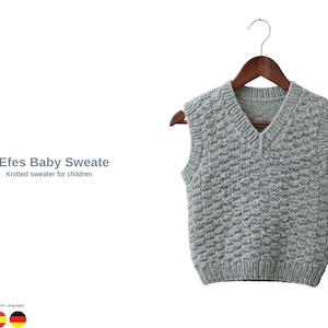 Könnte beinhalten: Eine graue Baby-Strickweste mit V-Ausschnitt, die an einem Holzkleiderbügel hängt. Der Pullover hat ein strukturiertes Muster. Der Text auf dem Bild lautet "Efes Baby Sweate" und "Knitted sweater for children."