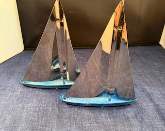 Vintage MCM Dekorative Segelboote mit polierten Metall Segeln und blauen Basen