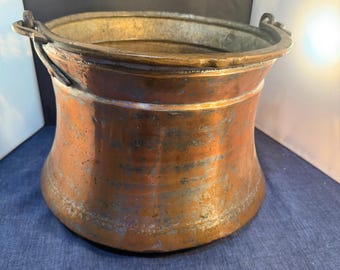 Bollitore antico in rame con manico in ferro forgiato a mano, decorazione rustica