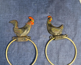 Soporte para toallas Wilton de hierro negro con diseño de pollo y gallo, para él y para ella, con anillo de 14,6 cm (5 3/4").