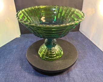 Dulcera/frutero de pedestal de cristal Jeanette vintage en color azul verdoso con bordes acanalados.