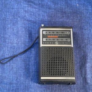 Przetestowano zabytkowe przenośne radio tranzystorowe AM/FM GE 7-2500B