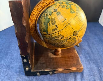 Sujetalibros vintage con forma de globo terráqueo, 20 cm de alto x 16 cm de ancho x 11 cm de profundidad.