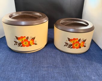 Juego de 2 botes Sterilite vintage retro con tapa marrón y estampado floral naranja