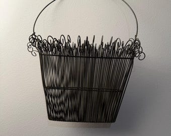 Organizador de cestas colgantes de metal negro con bolsillo de pared estilo vintage de Southern Living para jarrones