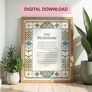 Può includere: Stampa incorniciata con il testo "THE MEMORARE" in un carattere decorativo. La stampa ha un bordo in stile vetrata con accenti blu e gialli. Il testo della preghiera è centrato su uno sfondo bianco. Le parole "DIGITAL DOWNLOAD" sono in alto.