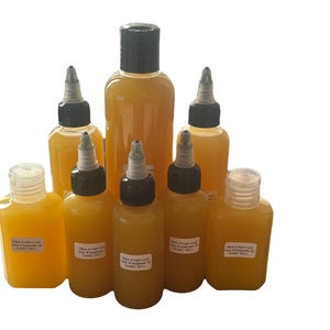 Pode incluir: Um conjunto de sete frascos de plástico transparente preenchidos com um líquido laranja. Cinco frascos possuem bicos aplicadores pretos, enquanto dois têm tampas articuladas transparentes. Cada rótulo branco exibe o texto New & Improved, Hair Growth Oil, SHAKE WELL.