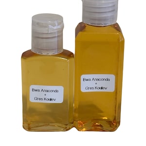 Puede incluir: Dos botellas de plástico transparente de diferentes alturas llenas de un líquido amarillo dorado. Cada botella tiene una etiqueta rectangular blanca con el texto impreso en negro Bwa Anaconda + Gres Koulev y una tapa abatible blanca.