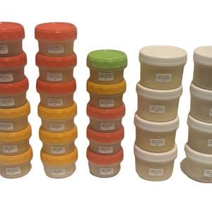 Puede incluir: Una taza de cerámica blanca con un asa negra y el texto "But First, Coffee" en negro, con una fuente de estilo manuscrito. La taza está sobre una superficie blanca.