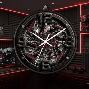 Puede incluir: Un reloj de pared redondo con un diseño de rueda mecánica en negro y rojo con textura de fibra de carbono. La esfera muestra grandes números 3, 6, 9 y 12, manecillas blancas y un logotipo central con el texto CIGA DESIGN.