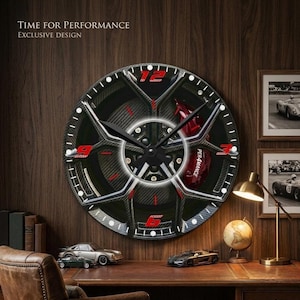 Könnte beinhalten: Eine runde Wanduhr mit einer hochauflösenden Grafik eines Carbon-Autorads mit rotem Bremssattel. Das Zifferblatt zeigt den Text "TIME FOR PERFORMANCE" und "EXCLUSIVE DESIGN" sowie rote Ziffern an den Positionen 12, 3, 6 und 9.