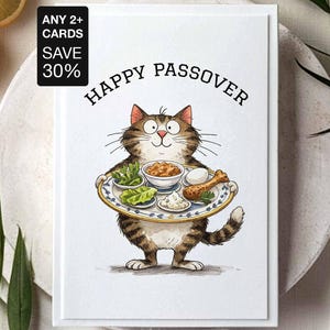 Puede incluir: Una tarjeta de felicitación blanca con un gato atigrado marrón de dibujos animados sosteniendo un plato de Seder con varios alimentos. El texto "HAPPY PASSOVER" está impreso en negro sobre el gato. Un recuadro negro muestra "ANY 2+ CARDS SAVE 30%".