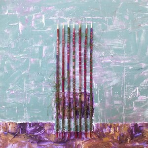 Peut inclure: Sept bâtonnets en bois colorés et verticaux avec une surface texturée, sur un fond bleu clair et rose. Les bâtonnets sont enveloppés de fils de différentes couleurs et ont une pointe blanche.