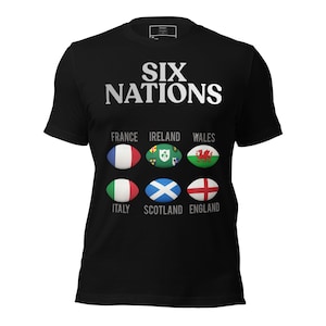 Könnte beinhalten: Schwarzes T-Shirt mit dem weißen Text "SIX NATIONS". Darunter Rugbyball-Grafiken, die Frankreich, Irland, Wales, Italien, Schottland und England darstellen. Das Shirt hat einen Rundhalsausschnitt.