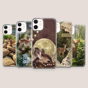 Peut inclure: Une collection de cinq coques de smartphone présentant divers motifs sur le thème du cerf. Les coques affichent des images de faons dans des environnements naturels, incluant des ruisseaux rocheux, des forêts et une scène au clair de lune.