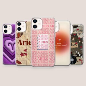 Puede incluir: Una colección de cinco fundas para iPhone. Las fundas presentan varios diseños, incluyendo un corazón morado, un diseño de papel vintage con la palabra "Aries", un patrón rosa repetido "Aries", un diseño degradado con el símbolo de Aries y un diseño de collage con la palabra "Aries".