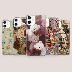 Op de afbeelding: Vijf doorzichtige smartphonehoesjes met diverse teddybeer-illustraties. De ontwerpen bevatten herhalende patronen van kleine beren, collage-achtige scènes met vintage-geïnspireerde teddybeergraphics en groepen pluizige bruine en witte beren.