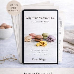 Può includere: Download digitale in PDF di un libro intitolato "Why Your Macarons Fail (And How to Fix Them)". La copertina presenta colorati macarons. Il libro è una guida pratica per comprendere gli errori e la struttura dei macarons.