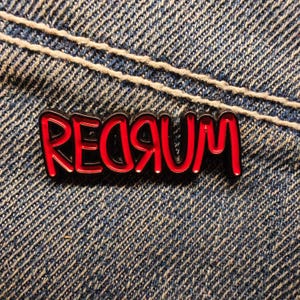 Op de afbeelding: Een rustiek houten bord met de tekst "Welcome to our home" in witte letters. Het bord heeft een verweerde afwerking en een eenvoudig, uitnodigend ontwerp, ideaal voor voordeurdecoratie.