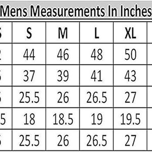 K&ouml;nnte beinhalten: Eine Tabelle mit der &Uuml;berschrift "Mens Measurements In Inches" zeigt Gr&ouml;&szlig;enangaben f&uuml;r Brust, Taille, &Auml;rmel, Schultern und L&auml;nge. Die Gr&ouml;&szlig;en reichen von XXS bis 5XL, mit Ma&szlig;en in Zoll. Die Tabelle ist wei&szlig; mit schwarzem Text.