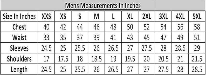 K&ouml;nnte beinhalten: Eine Tabelle mit der &Uuml;berschrift "Mens Measurements In Inches" zeigt Gr&ouml;&szlig;enangaben f&uuml;r Brust, Taille, &Auml;rmel, Schultern und L&auml;nge. Die Gr&ouml;&szlig;en reichen von XXS bis 5XL, mit Ma&szlig;en in Zoll. Die Tabelle ist wei&szlig; mit schwarzem Text.