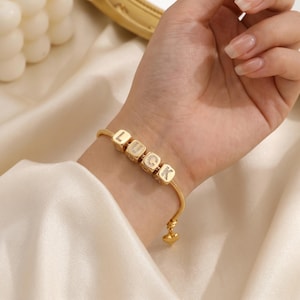 Anpassat bokstavsarmband, armband med 18K guldfyllda pärlor, armband med kubinitialer och 26 bokstäver, present till henne, längd: 18,5 cm