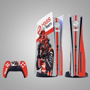 Op de afbeelding: Aangepaste PlayStation 5 console en controller set met een racethema. De console heeft een grijs en rood ontwerp met het Haas F1 Team logo en een coureur illustratie. De controller is rood en zwart met nummer 31.