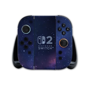 K&ouml;nnte beinhalten: Rustikales Holzschild mit dem Text "Welcome to our home" in handschriftlicher Optik. Das Schild hat eine Used-Optik und ein schlichtes, einladendes Design.