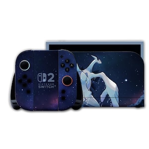 K&ouml;nnte beinhalten: Eine Nintendo Switch-Konsole und Controller mit einem individuellen Skin im Weltraum-Design. Die Controller tragen den Text "Nintendo Switch" und die Zahl "2". Die Konsole hat ein passendes Design mit einer wei&szlig;en und blauen Illustration.