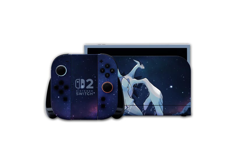 K&ouml;nnte beinhalten: Eine Nintendo Switch-Konsole und Controller mit einem individuellen Skin im Weltraum-Design. Die Controller tragen den Text "Nintendo Switch" und die Zahl "2". Die Konsole hat ein passendes Design mit einer wei&szlig;en und blauen Illustration.