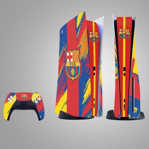 Puede incluir: Un conjunto de skins para consola y mando de PlayStation 5. El conjunto presenta el logotipo y los colores del equipo FC Barcelona. La consola es roja, azul y amarilla con el escudo del equipo. El mando tiene un diseño a juego.